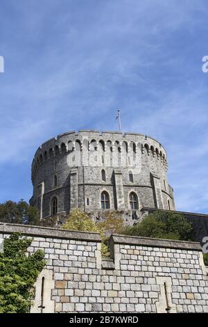 Windsor, Großbritannien - 14. Mai 2019: Rundturm von Windsor Castle an einem sonnigen Tag im Frühjahr Stockfoto