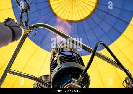 Niedriger Brandwinkel bei Treibstoff in einem Heißluftballon Stockfoto