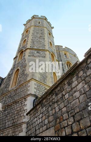 Windsor, Großbritannien - 14. Mai 2019: Schloss mit Fenstern in Windsor Castle an einem sonnigen Tag Stockfoto