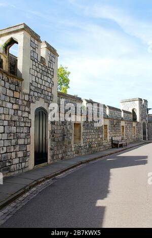 Windsor, Großbritannien - 14. Mai 2019: Blick auf die Straße mit Bank in Windsor Castle an einem sonnigen Tag Stockfoto