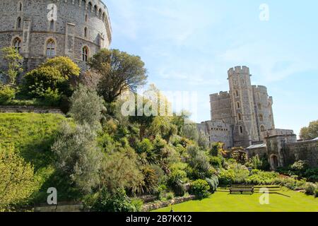 Windsor, Großbritannien - 14. Mai 2019: Schloss Windsor mit Garten an einem sonnigen Tag im Frühjahr Stockfoto