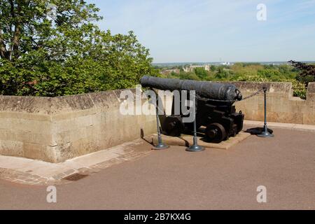 Windsor, Großbritannien - 14. Mai 2019: Kanone in Windsor Castle an einem sonnigen Tag Stockfoto