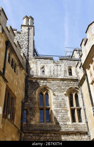 Windsor, Großbritannien - 14. Mai 2019: Schloss mit Fenstern in Windsor Castle an einem sonnigen Tag Stockfoto