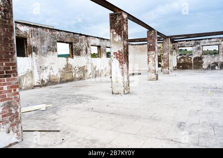 Verlassenes Lagerhaus mit Säulen ohne Dach. Großer Industrieraum. Großes altes verganenes Zimmer Stockfoto