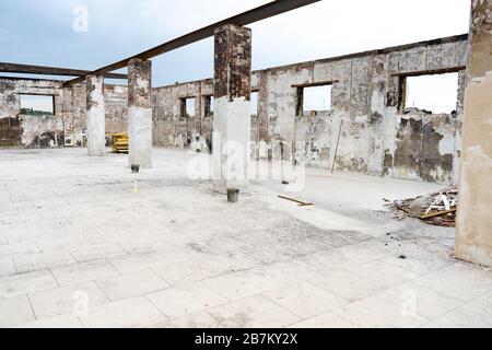 Verlassenes Lagerhaus mit Säulen ohne Dach. Großer Industrieraum. Großes altes verganenes Zimmer Stockfoto