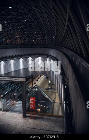 Aufnahme einer Rolltreppe in einem Terminal Stockfoto