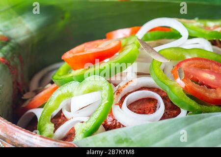 Mexikanische Küche. Zubereitung von Cochinita Pibil, einem mit der Grube gerösteten Schweinegericht aus Yucatecan, einer Fusion von Maya und europäischen Einflüssen. Stockfoto