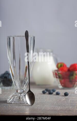 Erdbeer-Shortcake, Obst, Creme-Brulee, Erdbeer-Bananen-Eis, frische Erdbeeren, Trifle Stockfoto