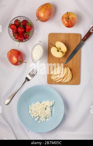 Obsterdbeere, Erdbeerbanane, Frühstückspancakes, gesundes Frühstück, Erdbeeren, Blaubeeren, wilde Erdbeeren, traditionelle amerikanische Küche, frisch Stockfoto