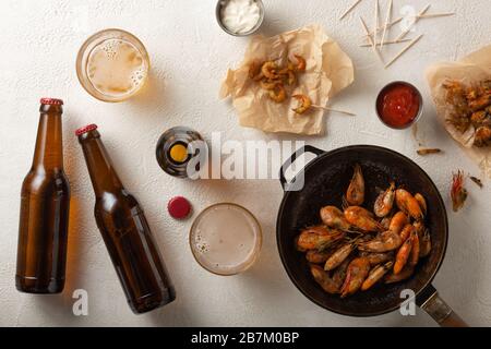 Alkoholgetränk, gebratene Garnelen, Bier vom Fass, oktoberfest, gegrillte Garnelen, helles Bier, Krabbengarnelen Stockfoto