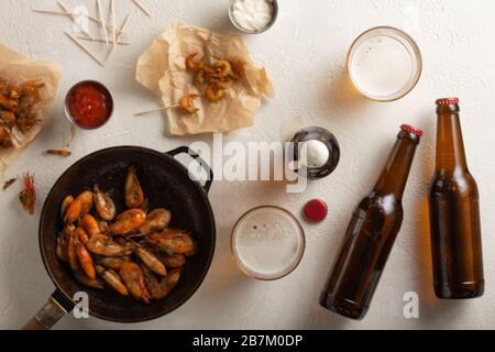 Alkoholgetränk, gebratene Garnelen, Bier vom Fass, oktoberfest, gegrillte Garnelen, helles Bier, Krabbengarnelen Stockfoto