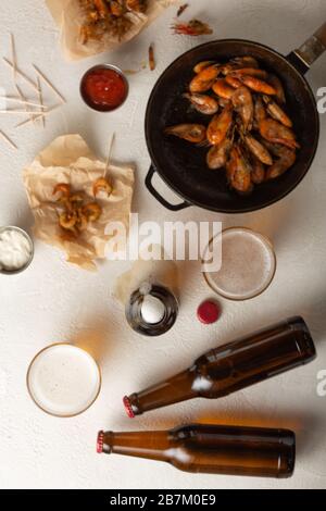 Alkoholgetränk, gebratene Garnelen, Bier vom Fass, oktoberfest, gegrillte Garnelen, helles Bier, Krabbengarnelen Stockfoto