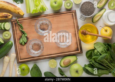 Gewichtsverlust, Eliminierung von Giftstoffen, Zitronensaft, Superfood, Schadstoffen, frischem Grün, Leber, Smoothie-Rezepten, Entgiftung Stockfoto