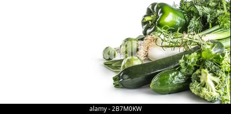 Grünes frisches Gemüse isoliert auf weißem Hintergrund. Zwiebelgurke Erbsen Brokkoli Zucchini und anderes gesundes Gemüse Stockfoto