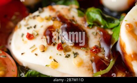 caprese Spieße, Mini-Mozzarella-Kugeln, Avocado, Caprese Nudelsalat, Essigolivöl, italienische Caprese, Vorspeise, traditionelles italienisch Stockfoto