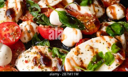 caprese Spieße, Mini-Mozzarella-Kugeln, Avocado, Caprese Nudelsalat, Essigolivöl, italienische Caprese, Vorspeise, traditionelles italienisch Stockfoto