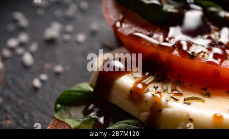 caprese Spieße, Mini-Mozzarella-Kugeln, Avocado, Caprese Nudelsalat, Essigolivöl, italienische Caprese, Vorspeise, traditionelles italienisch Stockfoto