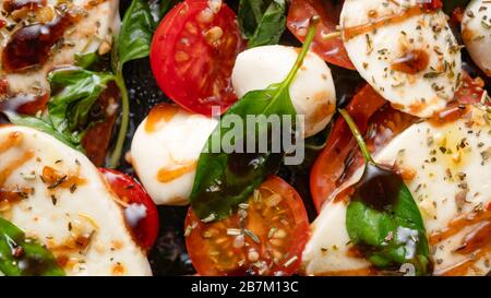 caprese Spieße, Mini-Mozzarella-Kugeln, Avocado, Caprese Nudelsalat, Essigolivöl, italienische Caprese, Vorspeise, traditionelles italienisch Stockfoto