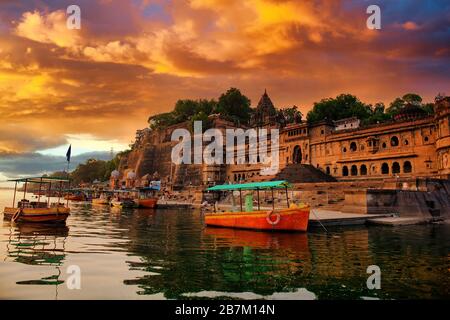 Maheshwar Ghat am Ufer des Flusses Narmada im Bundesstaat Madhya Pradesh in Indien Stockfoto