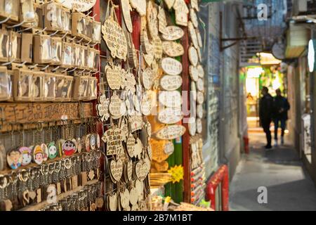 Geschäfte in der Gassen von Tianzifang, Shanghai, China Stockfoto