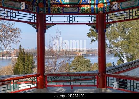 Blick auf den Qianhai-See vom Pavillon im Beihai-Park, Peking, China Stockfoto