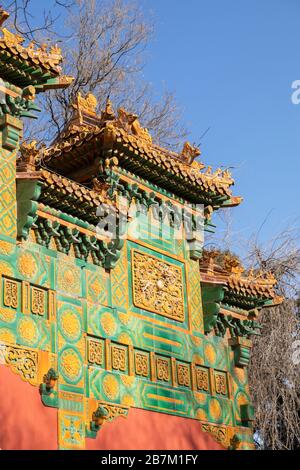 Torbogen des Kaiserkollegiums im Konfuzius-Tempel in Peking, China Stockfoto