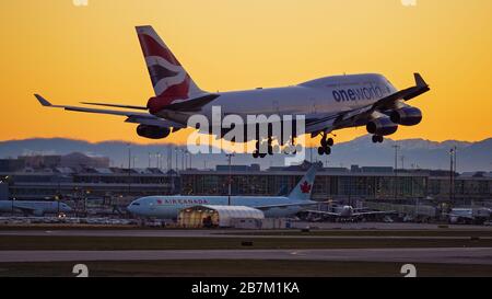 Richmond, British Columbia, Kanada. März 2020. Ein Großraumjet der British Airways Boeing 747-400 (G-CIVD) mit oneworld-Livery landet bei Sonnenuntergang, Vancouver International Airport, Richmond, B.C., Kanada am Montag, 16. März 2020. Am Anfang des Tages verkündete die kanadische Regierung im Bemühen, die Verbreitung des neuartigen Coronavirus zu stoppen, dass die Grenzen der Nation ab Mittwoch, dem 18. März, für alle Reisenden außer kanadischen Bürgern und ständigen Bewohnern, US-Bürgern und Diplomaten und wichtigen Arbeitern geschlossen werden. Kredit: Bayne Stanley/ZUMA Wire/Alamy Live News Stockfoto