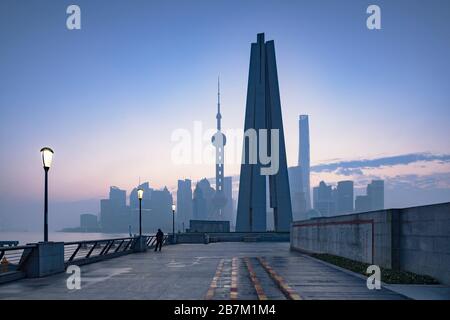 Skyline von Pudong im Morgengrauen, Shanghai, China Stockfoto