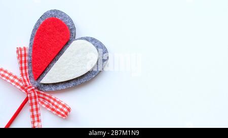 Hintergrund für den Valentinstag. Helles Herz auf einem Blatt weißem Papier. Stockfoto