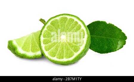 Bergamotfrucht mit Stamm und Blatt isoliert auf weißem Grund. Beschneidungspfad. Stockfoto