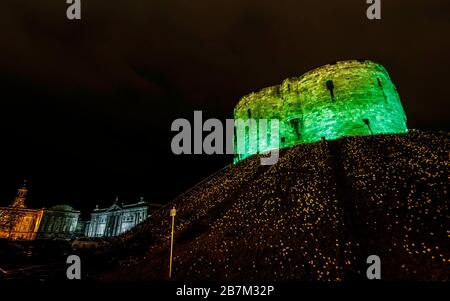 Der Clifford Tower in York nimmt an der Global Greenings-Kampagne von Tourism Ireland zum St. Patrick's Day Teil, der am Dienstag, dem 17. März stattfindet. Stockfoto