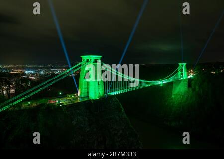 REDAKTIONELLE VERWENDUNG NUR die Clifton Suspension Bridge in Bristol schließt sich der Global Greenings Kampagne von Tourism Ireland an, um den St. Patrick's Day zu markieren, der am Dienstag, den 17. März stattfindet. Stockfoto