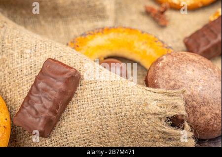 Schokolade, Bagels und SchokoladenLebkuchen auf grobem Stoffhintergrund. Nahaufnahme Stockfoto