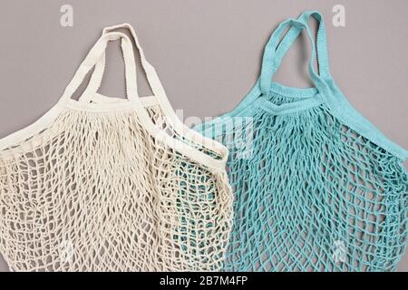 Wiederverwendbare Einkaufstaschen auf grauem Hintergrund. Kunststofffreies Konzept. Stockfoto