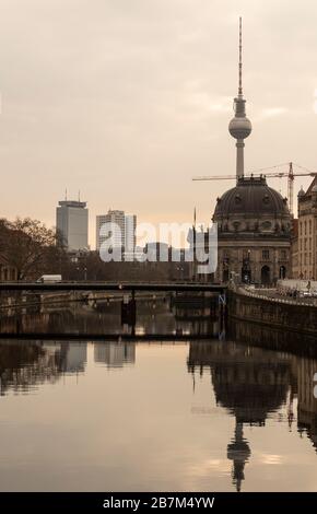 Berlin, Deutschland. März 2020. Der Fernsehturm und das Bode-Museum spiegeln sich in der Spree wider. Credit: Paul Zinken / dpa / Alamy Live News Stockfoto