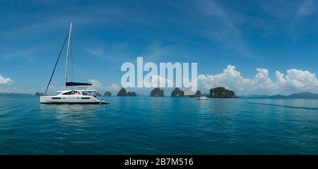 Natur malerische Landschaft Andaman Meer Krabi mit Segelyacht für Reisende, Luxury Cruise Reise Krabi Thailand Strand, Tourismus schöne Destination pl Stockfoto