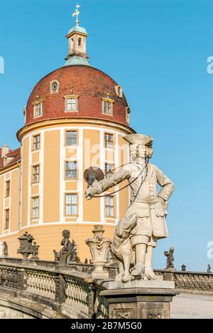 Jägerskulptur auf Schloss Moritzburg bei Dresden, Sachsen, Deutschland Stockfoto