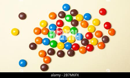 Kleine bunte Süßigkeiten. Bunte Süßigkeiten Draufsicht. Stockfoto