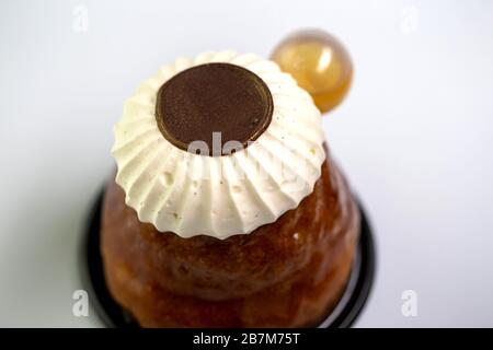 Rum baba mit Rum, Schokoladenscheibe und chantilly Creme Stockfoto