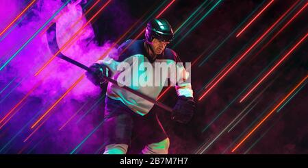 Kreativer Sport und Neonlinien auf dunklem Hintergrund, Flyer, Angebot. Hockeyspielertraining für Männer in Aktion und Bewegung. Konzept von Hobby, gesundem Lebensstil, Jugend, Action, Bewegung, modernem Stil. Stockfoto