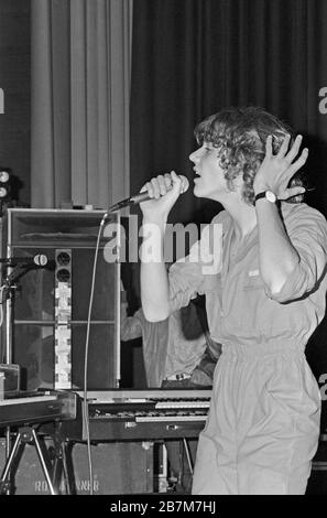 Thomas Tommi Ohrner, ein deutscher Kinderstar, Schauspiel und Sänger, singt bei einem Auftritt in Hamburg, Deutschland um 1980. Der ehemalige Kinderstar, Schauspieler und Sänger Thomas Tommi Ohrner trat um 1980 in Hamburg auf. Stockfoto