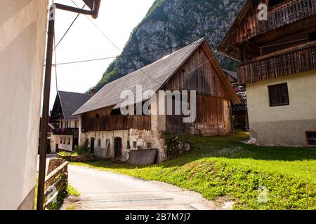 Blick auf das slowenische Chalet in der Kleinstadt Stara Fuzina in der Nähe von Bohinj, Slowenien Stockfoto