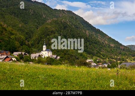 Blick auf die typische slowenische Kirche in der Stadt Studor in der Nähe von Bohinj, Slowenien Stockfoto