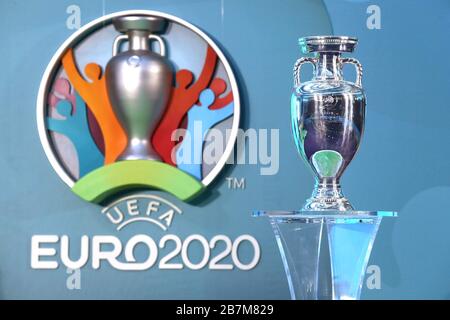 Die Em, Em Zuvor? Aufgrund des Corona-Virus Covid-19 wird die EM 2020 in die erste Richtung verlegt: LONDON, ENGLAND - 21. SEPTEMBER: Der Henri Delaunay Cup mit dem EURO 2020-Logo während der UEFA EURO 2020-Startveranstaltung in der City Hall am 21. September 2016 in London, England EM EM EM EM EM EM 2020 Logo Trophäe im allgemeinen Einsatz weltweit Stockfoto