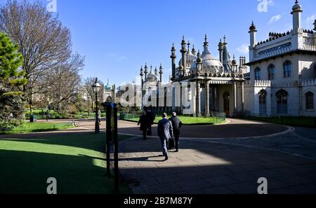 Brighton UK 9. März 2020 - Sonnenschein und Schatten, wenn Besucher an einem sonnigen Tag am Royal Pavilion von Brighton vorbeikommen, da wärmere Wettervorhersagen für die nächsten paar Tage im Südosten Großbritanniens prognostiziert werden: Credit Simon Dack / Alamy Live News Stockfoto