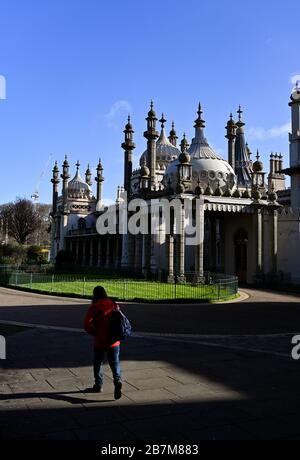 Brighton UK 9. März 2020 - Sonnenschein und Schatten, wenn Besucher an einem sonnigen Tag am Royal Pavilion von Brighton vorbeikommen, da wärmere Wettervorhersagen für die nächsten paar Tage im Südosten Großbritanniens prognostiziert werden: Credit Simon Dack / Alamy Live News Stockfoto