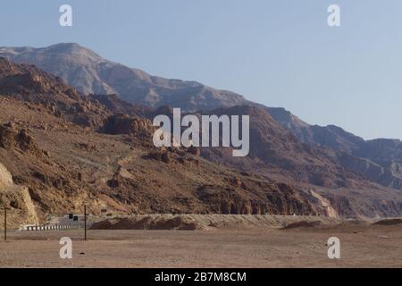 Blick auf die Landschaft auf die Autobahn und die Hügel des Toten Meeres im Frühling in Jordanien Stockfoto