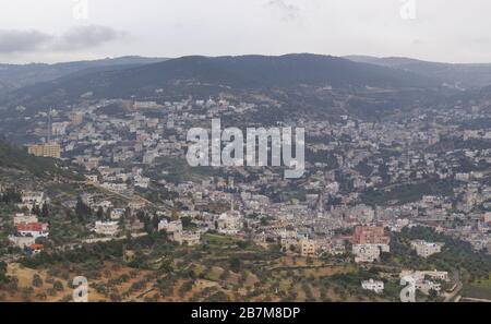 Blick auf die Landschaft der Stadt Ajlun im Norden Jordaniens im Frühling mit üppiger Landschaft und Olivenhainen Stockfoto