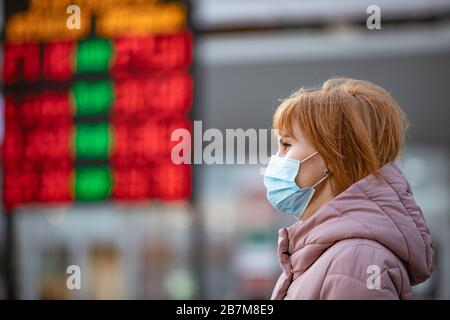 Frau mit Schutzmaske gegen Währungswechsel, Infektionskrankheiten und als Schutz vor Verschmutzung und Grippe. Stockfoto