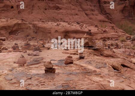 Steinhaufen, cairns, in Wadi Rum in der Nähe des Lawrence House in Jordanien Stockfoto